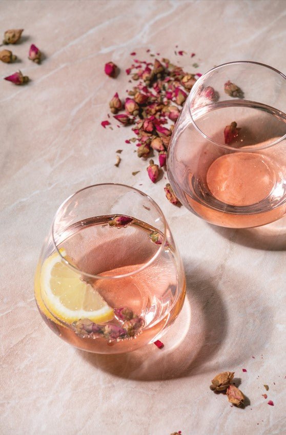 DIY: Maak je eigen verfrissende rozenlimonade! 🌹 - Belle Epoque